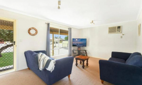 Cosy shack close to surf beaches, river and shops